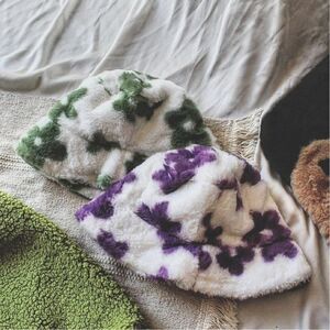 🆕️That IT GIRL Collection// Faux fur purple daisy Bucket hat
